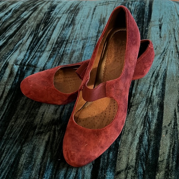 Clarks Shoes - Clark’s Artisan Suede Kitten Heel
